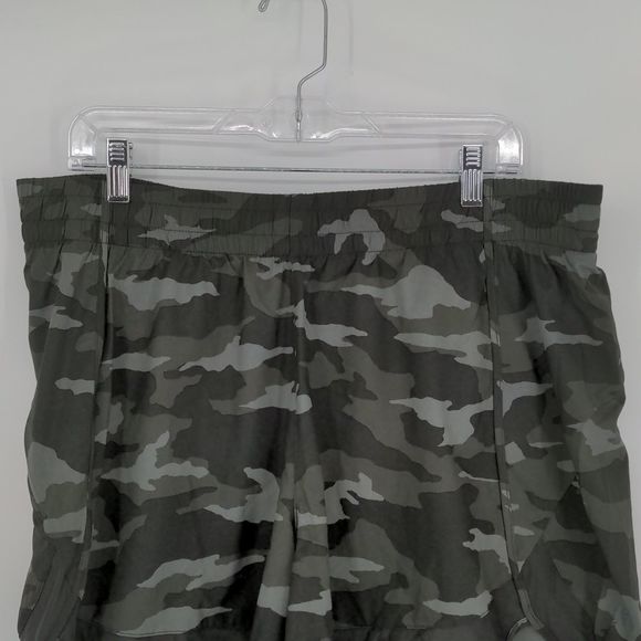 Athleta Women's Printed Mesh Racer Run Short 4" Size 1X Camo Print Stretch - Picture 2 of 13